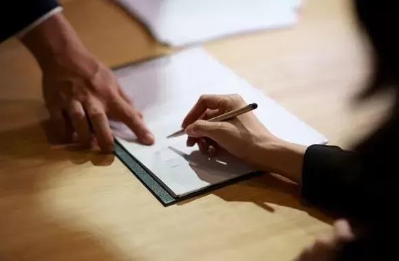 员工拒绝“一人双岗”被辞退获赔28万，劳动合同岂能想改就改？-第1张图片-