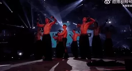 顶流脱衣、天后“下乡”，巨星天团集体“打工”救老板？-第2张图片-