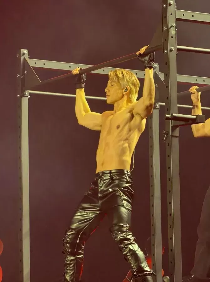 顶流脱衣、天后“下乡”，巨星天团集体“打工”救老板？-第4张图片-