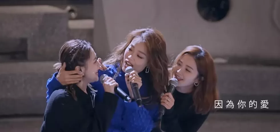 顶流脱衣、天后“下乡”，巨星天团集体“打工”救老板？-第16张图片-