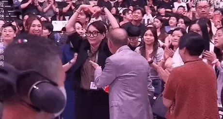 顶流脱衣、天后“下乡”，巨星天团集体“打工”救老板？-第17张图片-