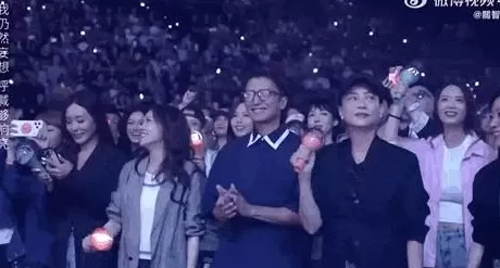 顶流脱衣、天后“下乡”，巨星天团集体“打工”救老板？-第18张图片-