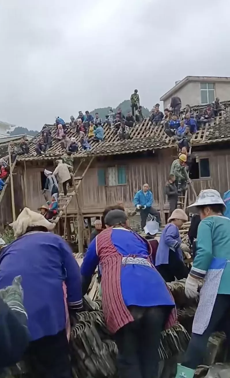 “搬完请全村吃饭!”上百人扛起6吨木屋,说走就走-第3张图片- “搬完请全村吃饭!”上百人扛起6吨木屋,说走就走-第3张图片-