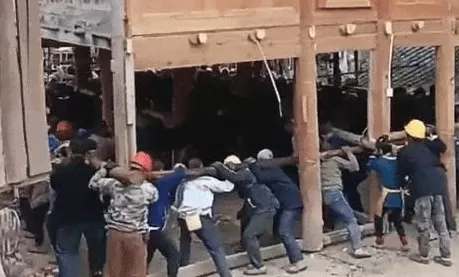 “搬完请全村吃饭!”上百人扛起6吨木屋,说走就走-第1张图片- “搬完请全村吃饭!”上百人扛起6吨木屋,说走就走-第1张图片-