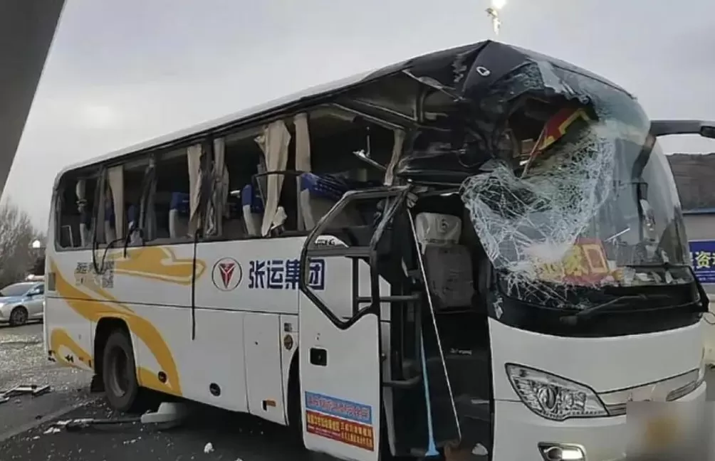 河北张家口一风电叶片运输途中与客运大巴碰擦,车头变形,当地回应-第2张图片- 河北张家口一风电叶片运输途中与客运大巴碰擦,车头变形,当地回应-第2张图片-