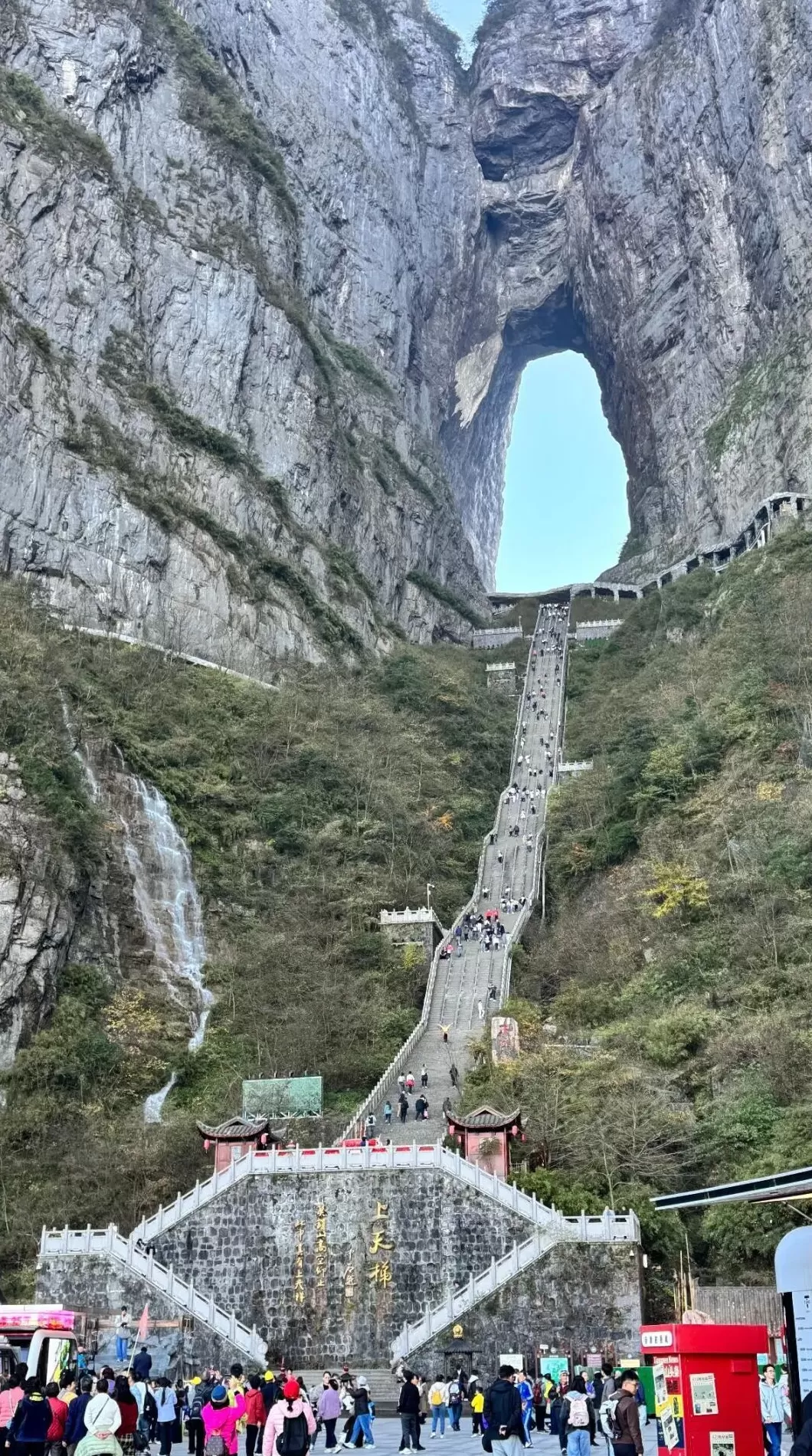 五问“越野车在天门山景区爬阶梯”：是否损害游客权益和影响生态环境-第2张图片-