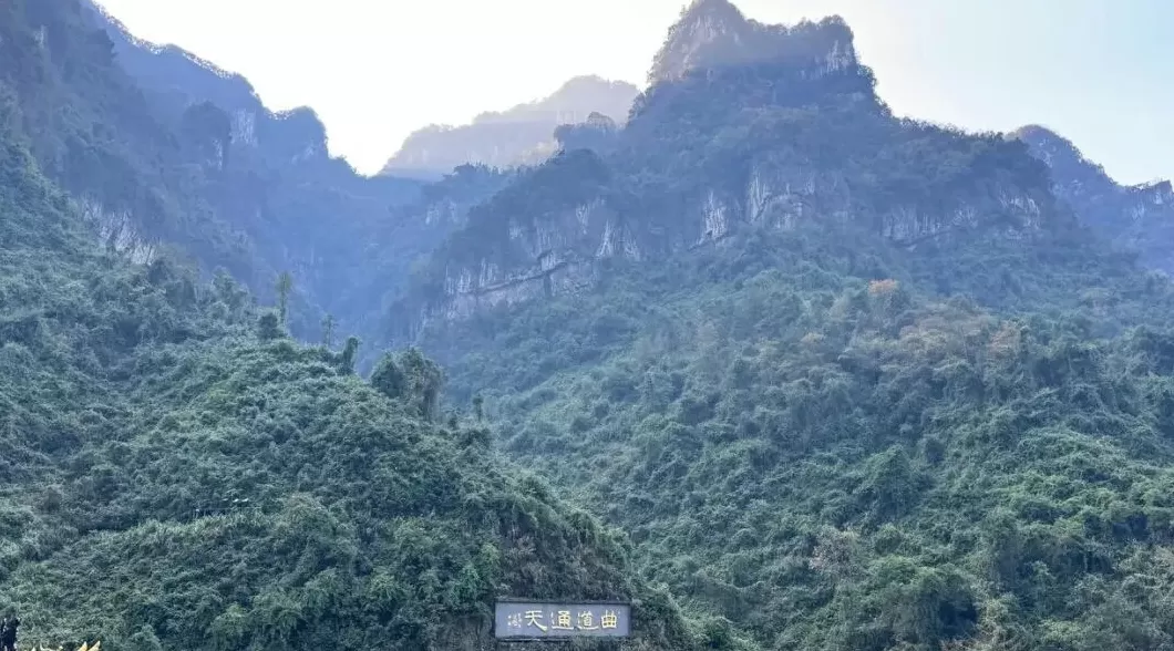 五问“越野车在天门山景区爬阶梯”：是否损害游客权益和影响生态环境-第3张图片-