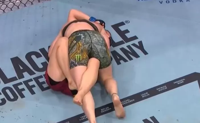 升重挑战失利！张伟丽不敌舍甫琴科，无缘蝇量级金腰带-第1张图片-