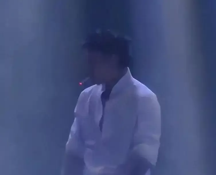 说唱歌手蒋文涵在舞台表演期间抽烟，已被卫健部门处罚-第1张图片-