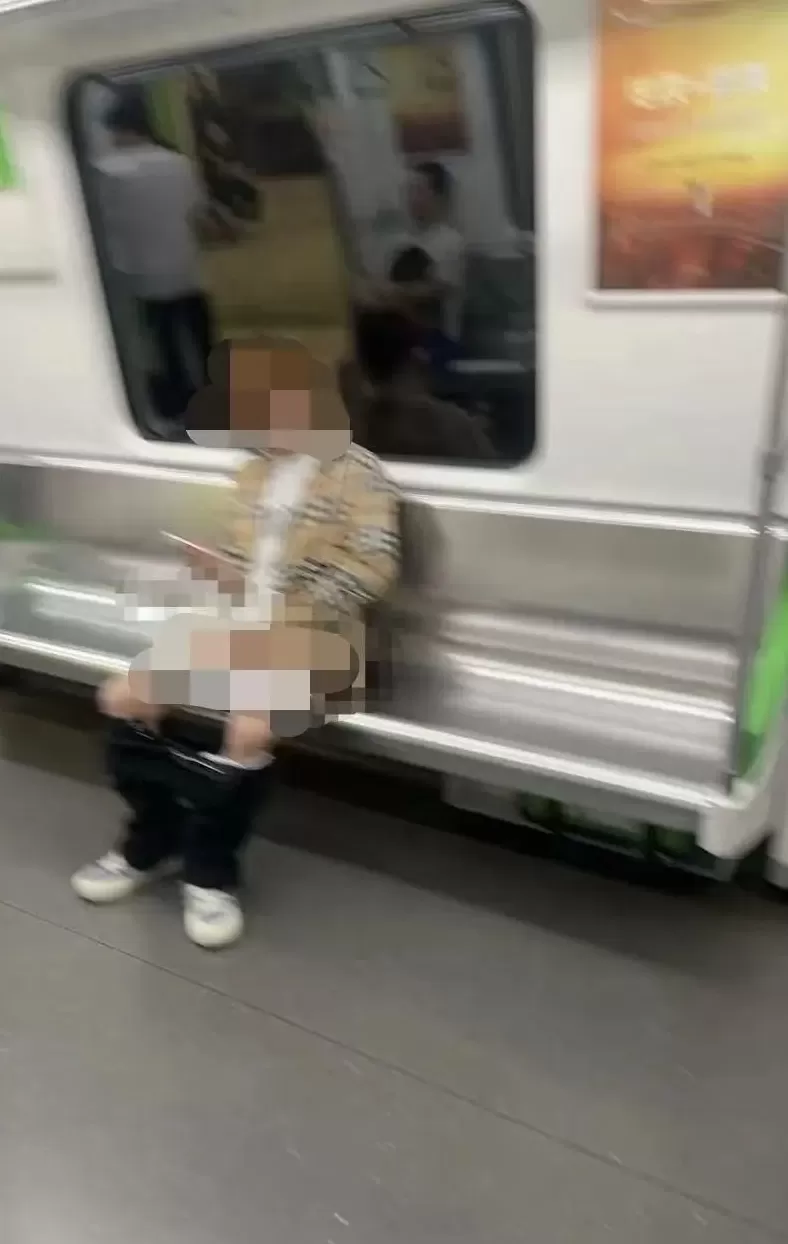 男子在南宁地铁裸露身体隐私、当众做不雅动作，警方最新通报！-第1张图片-