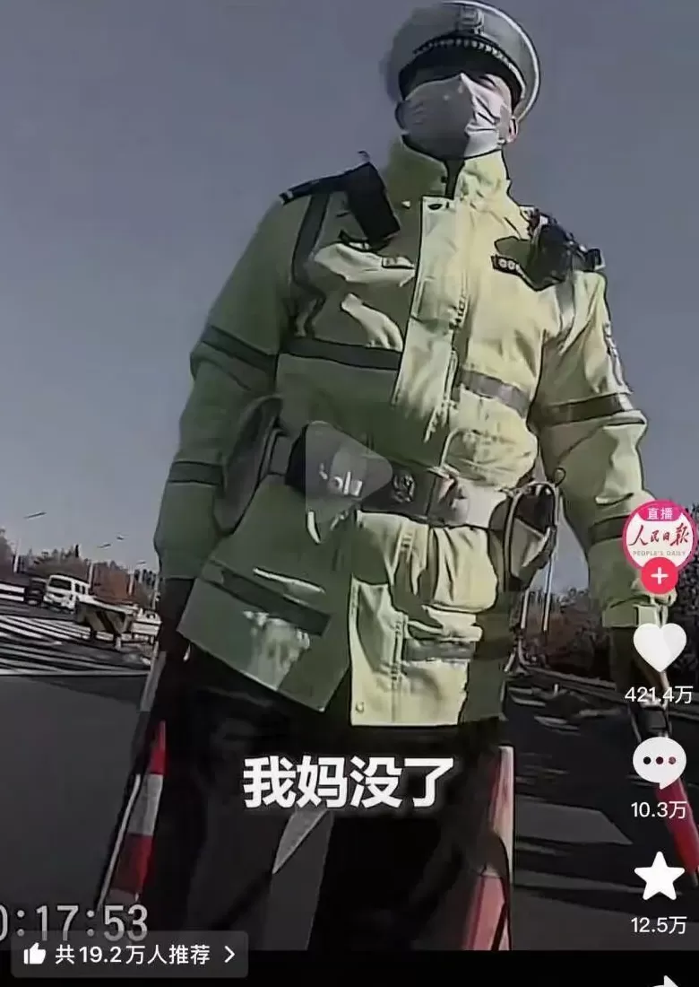 男子骑车上禁行主路，被交警拦下崩溃痛哭：这么走不对，我妈没了-第1张图片-