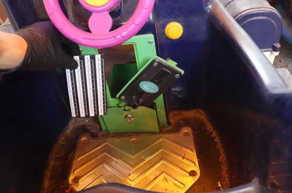 两男子酒后撬坏2台儿童摇摇车，盗走100多枚硬币，被抓后直言后悔-第1张图片-