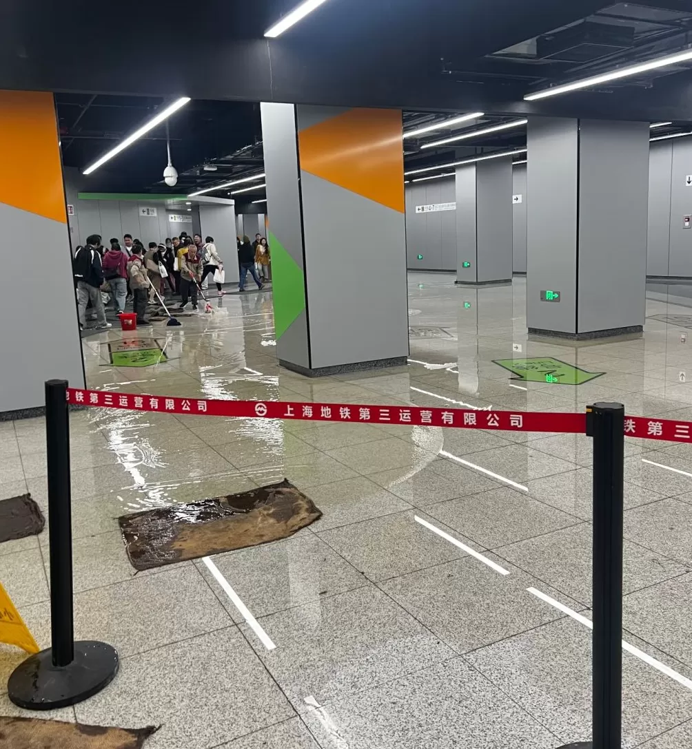 娄山关路站换乘通道怎么了？上海地铁：污水管污水外溢，清理已基本完成-第1张图片-