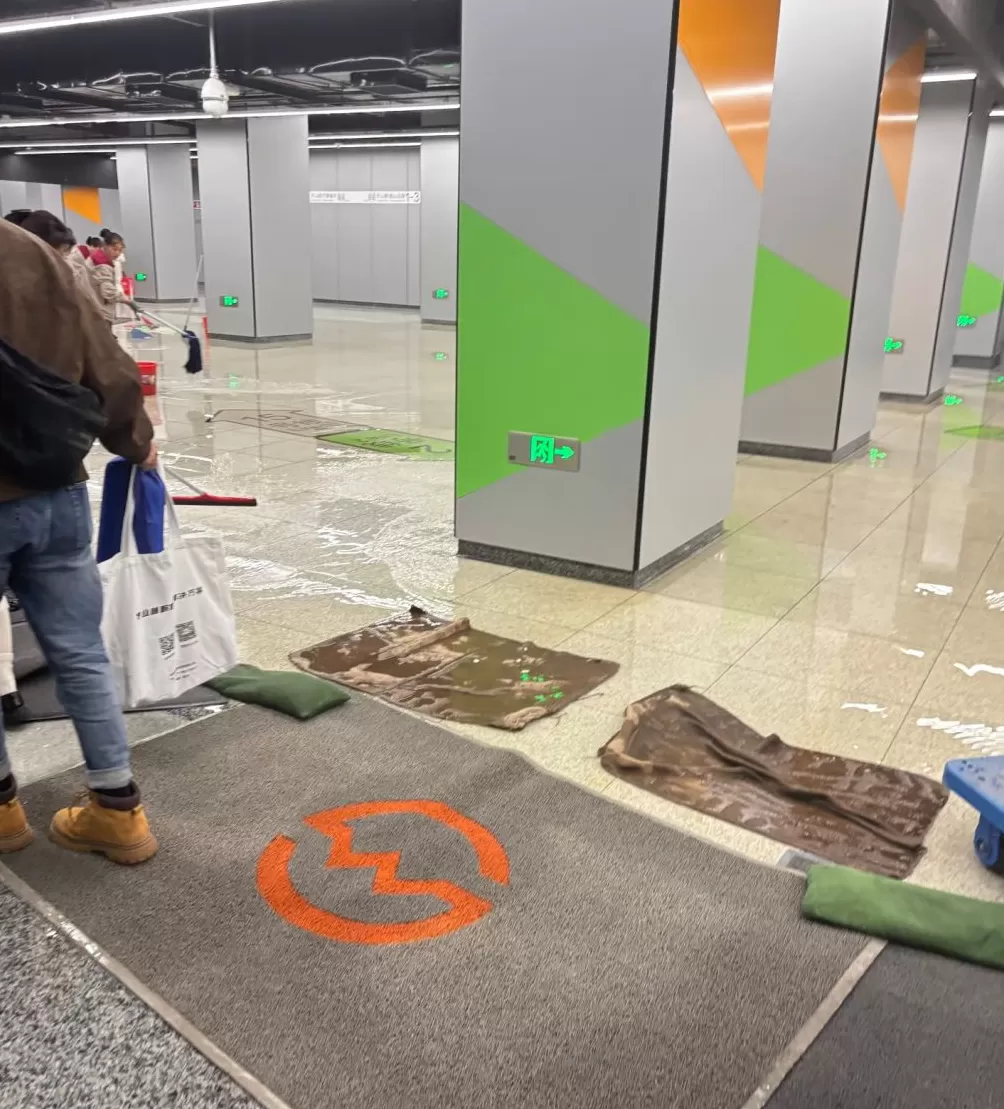 娄山关路站换乘通道怎么了？上海地铁：污水管污水外溢，清理已基本完成-第2张图片-