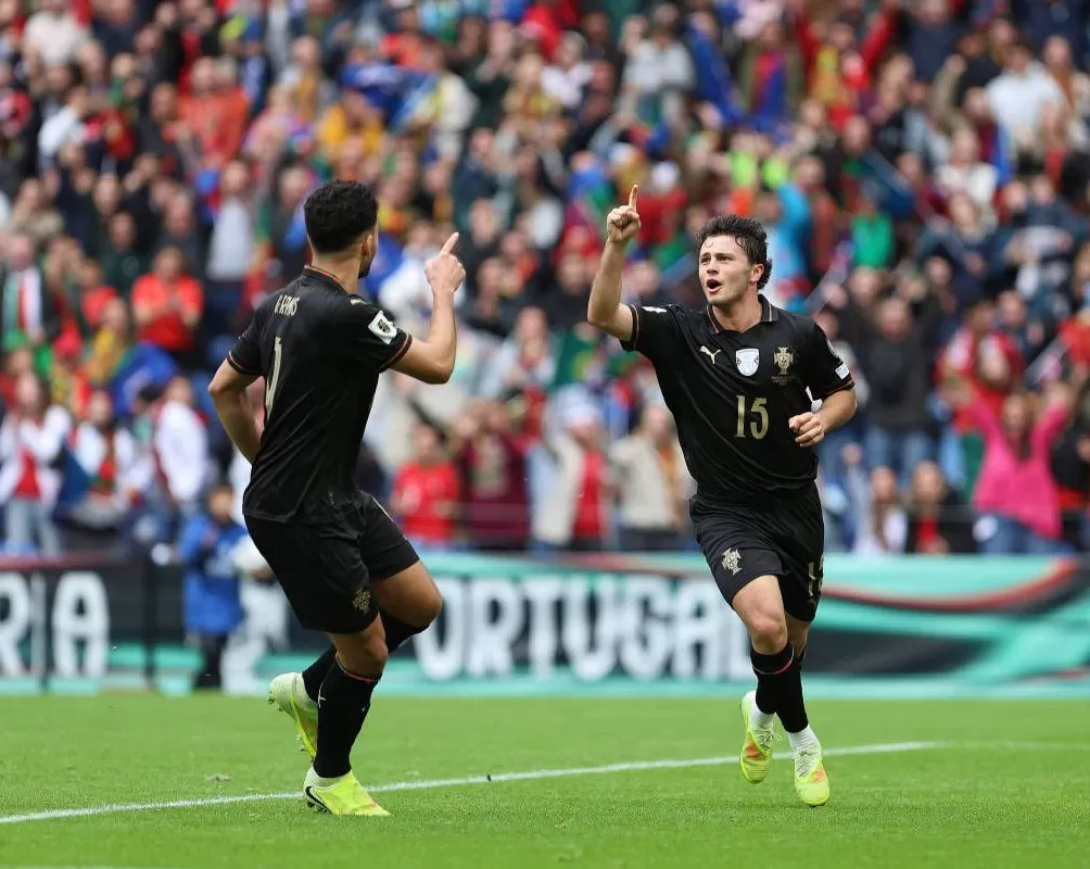 体坛联播｜葡萄牙屠杀弱旅晋级，哈兰德双响送意大利去附加赛-第1张图片-