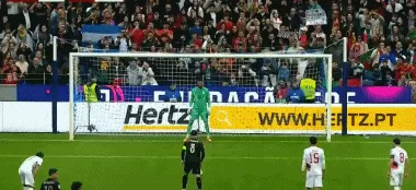 体坛联播｜葡萄牙屠杀弱旅晋级，哈兰德双响送意大利去附加赛-第9张图片-