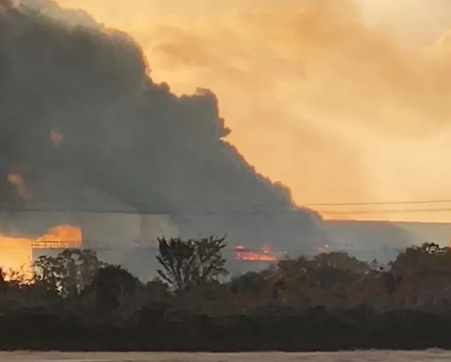 美国得州一退役发电厂发生大火浓烟弥漫多地-第2张图片-