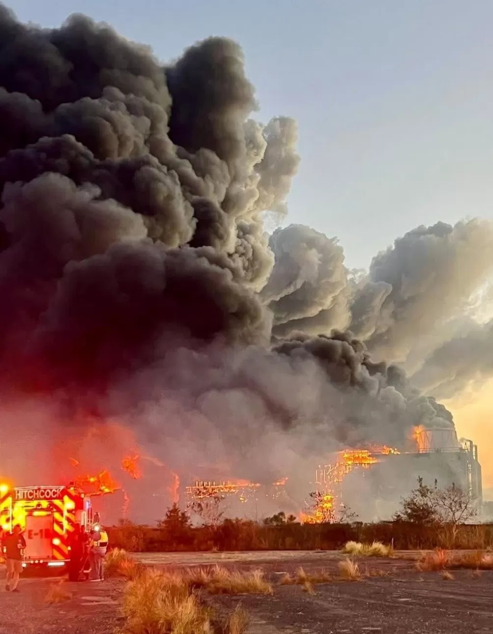 美国得州一退役发电厂发生大火浓烟弥漫多地-第1张图片-