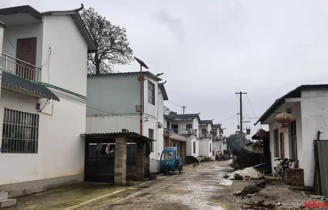 丈夫肇事逃逸被刑拘，网红小英再成焦点，云南寻甸村民：已数月未住村里-第2张图片-