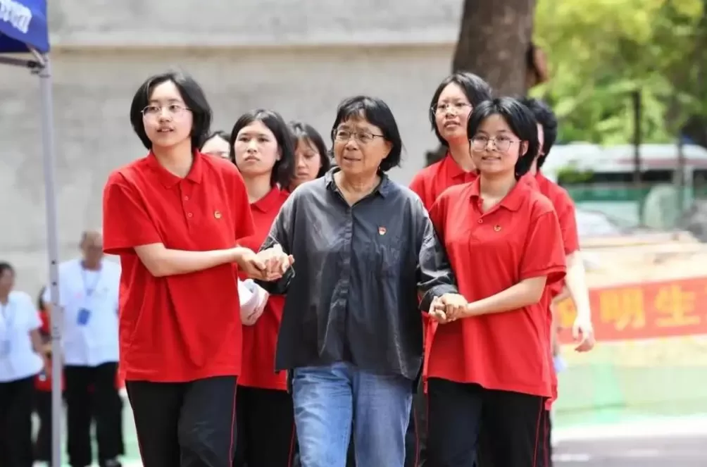 见到杜富国，张桂梅老师哭了-第5张图片-
