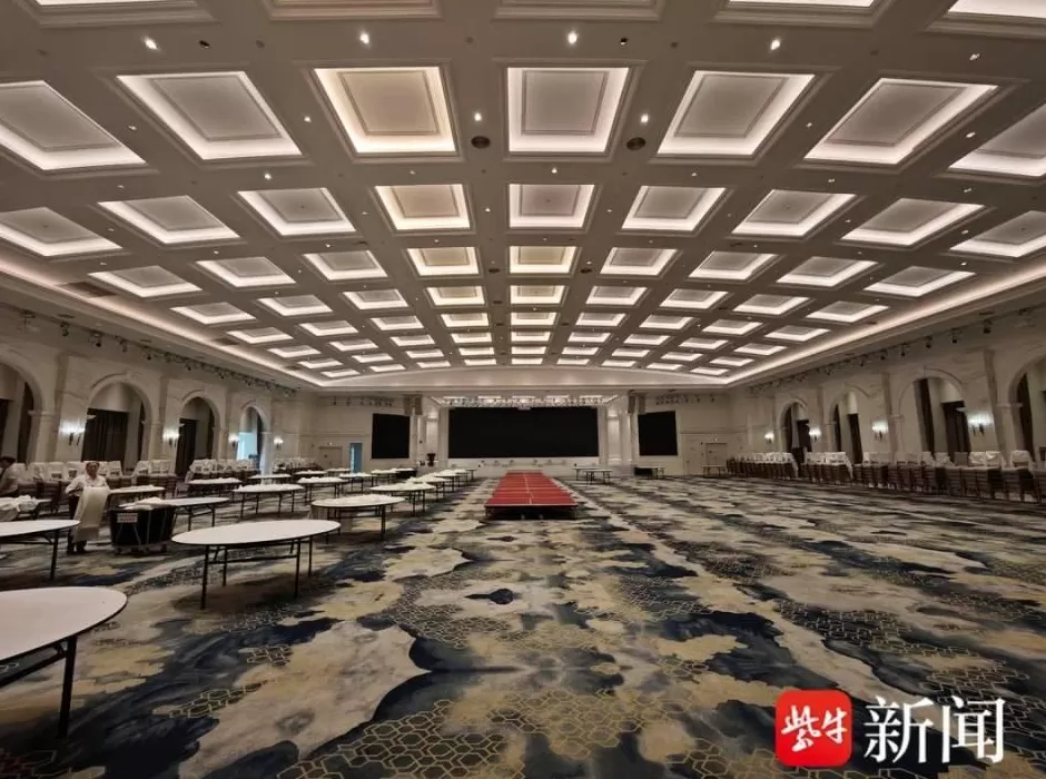“窗帘藏酒”真相再调查原是服务员找来空箱装喝过的酒瓶-第1张图片-