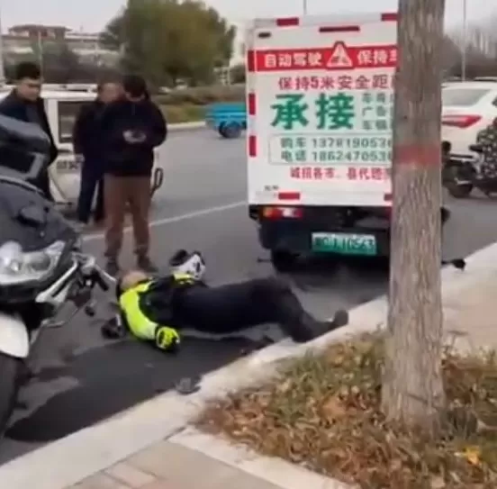 河南快递无人车撞倒交警？回应：交警躲避老人，车辆打滑，撞到无人车-第1张图片-