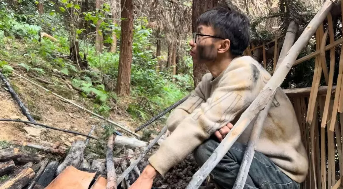 野蛮生长的荒野求生：有人提前找荒山“实习”，有人烫伤数日未被发现-第1张图片-
