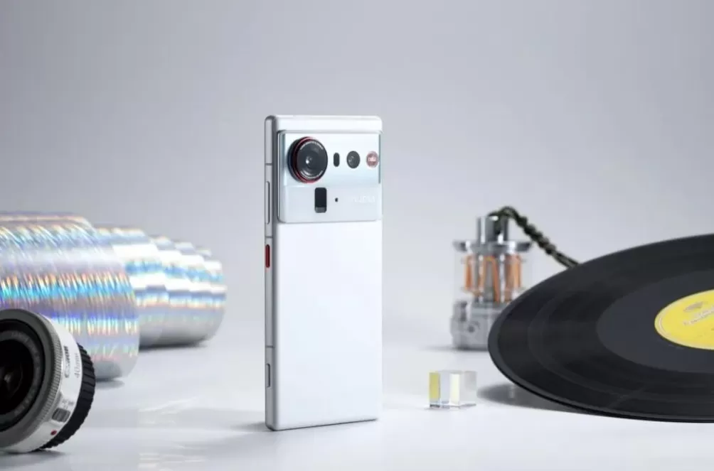 2025·“智造上海” | 上海智能终端“开箱”：电脑会思考，手办有“心跳”-第2张图片-