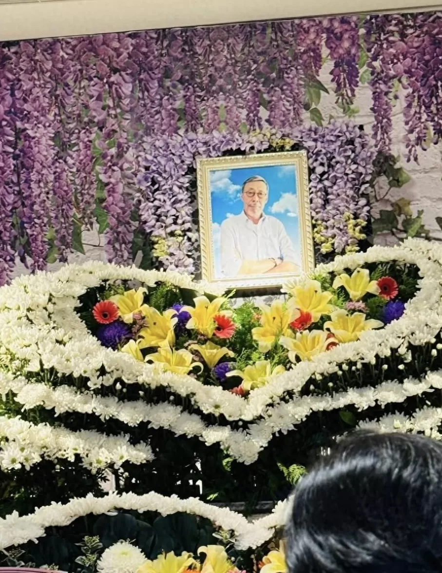 冯淬帆在台湾出殡，周润发送花圈杜琪峰冒雨送别，骨灰安葬在金门-第1张图片-