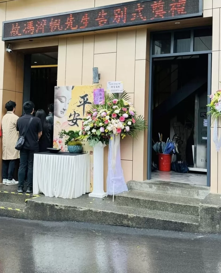 冯淬帆在台湾出殡，周润发送花圈杜琪峰冒雨送别，骨灰安葬在金门-第4张图片-