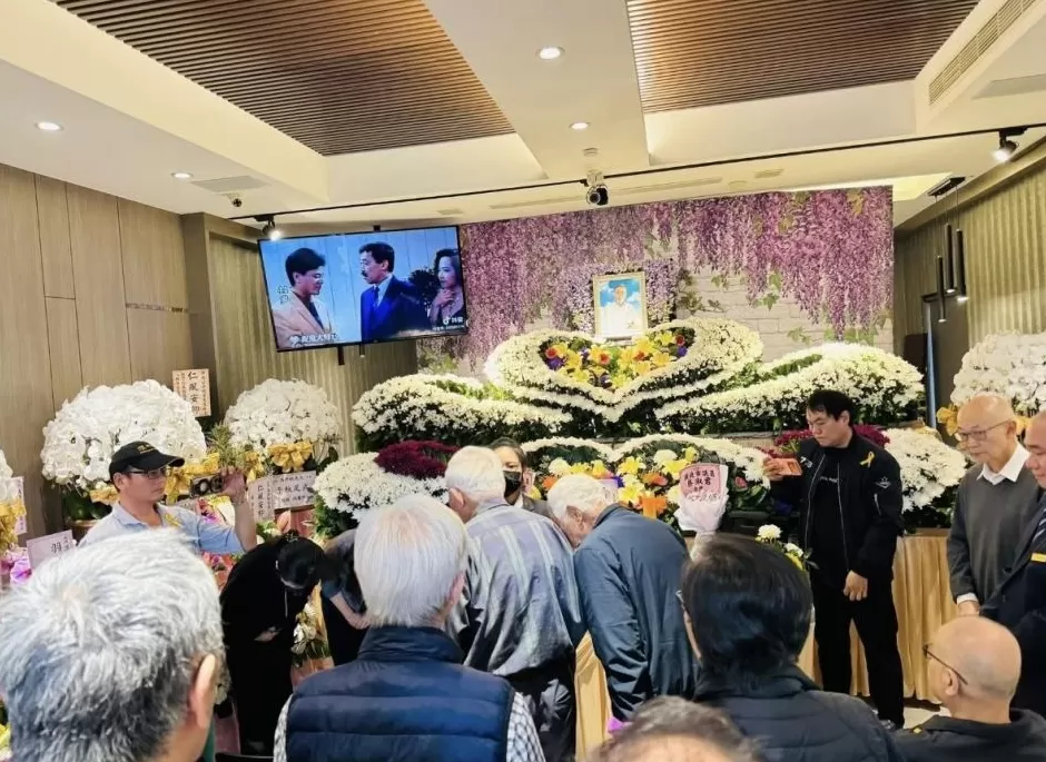 冯淬帆在台湾出殡，周润发送花圈杜琪峰冒雨送别，骨灰安葬在金门-第5张图片-