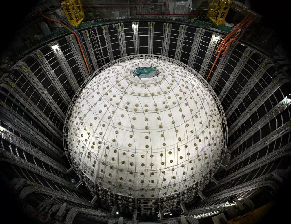 镜头内外｜地下700米，国之重器捕捉“幽灵粒子”-第1张图片-