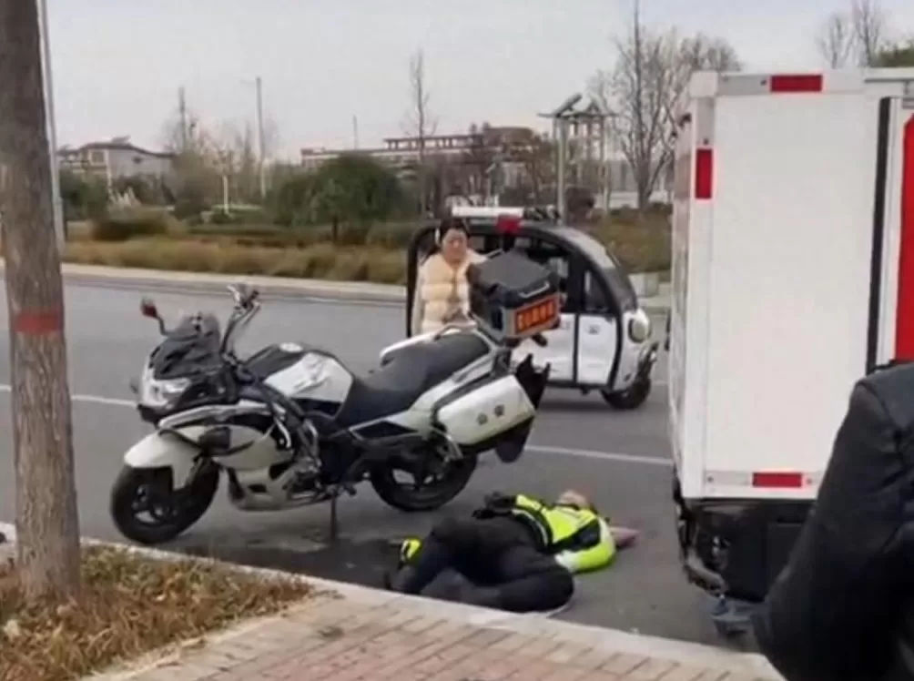 新乡无人驾驶车撞翻交警？警方和涉事方回应来了！-第1张图片-