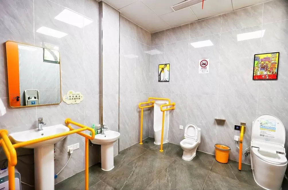 上海2600余座专人看管公厕免费供纸，1756座环卫公厕24小时开放-第3张图片-
