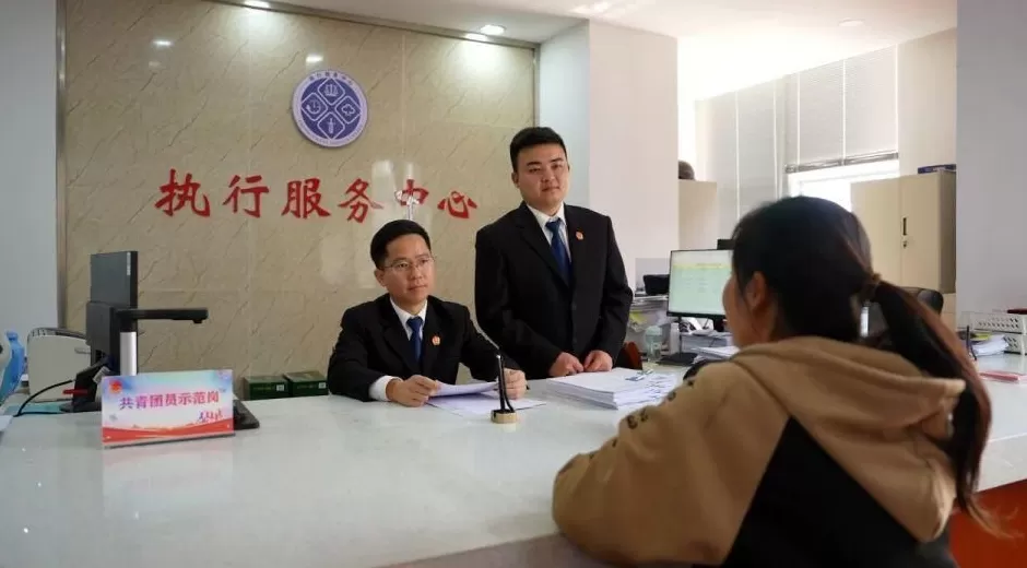 为了帮她还债，法官们直播卖螃蟹-第3张图片-