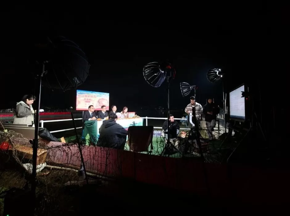 为了帮她还债，法官们直播卖螃蟹-第2张图片-