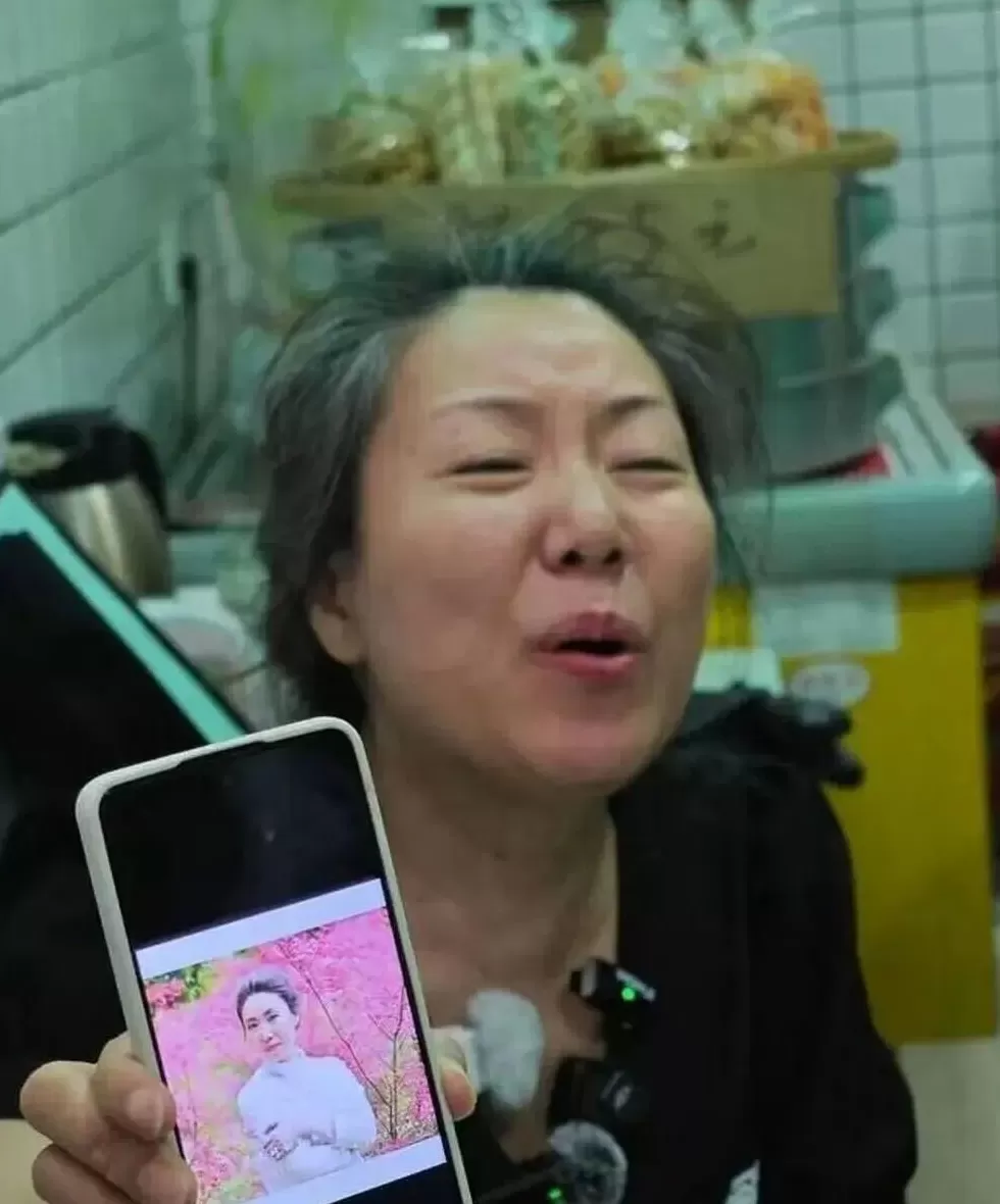 成都27岁女孩家门遇害案将开庭,妈妈一夜白头判若两人,执意将遗照做成彩色-第1张图片- 成都27岁女孩家门遇害案将开庭,妈妈一夜白头判若两人,执意将遗照做成彩色-第1张图片-