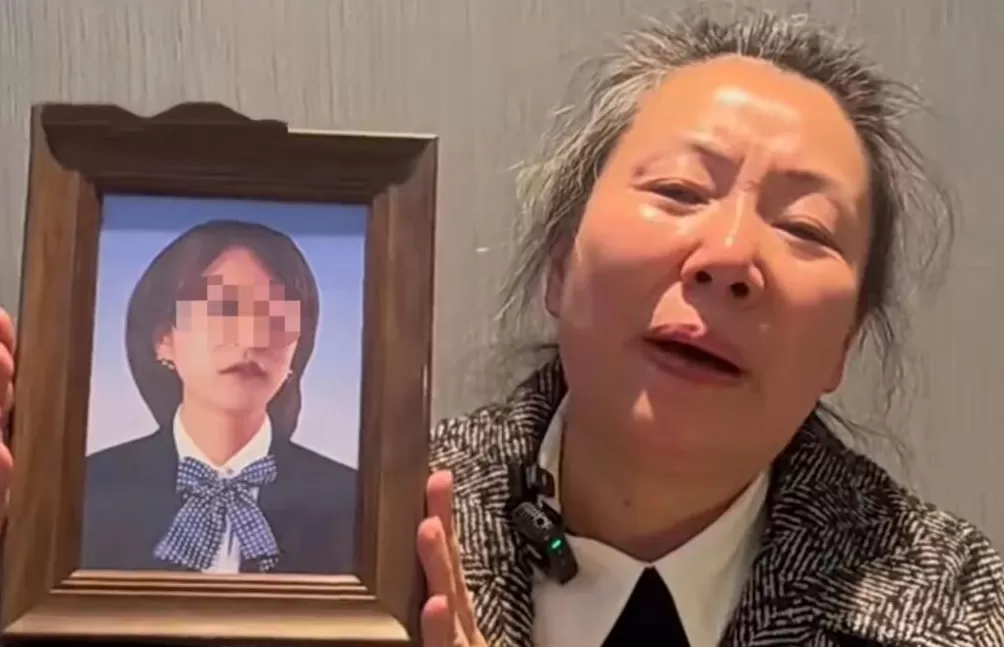 成都27岁女孩家门遇害案将开庭,妈妈一夜白头判若两人,执意将遗照做成彩色-第3张图片- 成都27岁女孩家门遇害案将开庭,妈妈一夜白头判若两人,执意将遗照做成彩色-第3张图片-