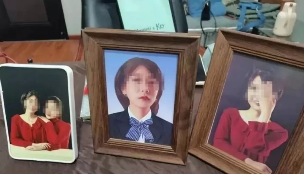 成都27岁女孩家门遇害案将开庭,妈妈一夜白头判若两人,执意将遗照做成彩色-第2张图片- 成都27岁女孩家门遇害案将开庭,妈妈一夜白头判若两人,执意将遗照做成彩色-第2张图片-