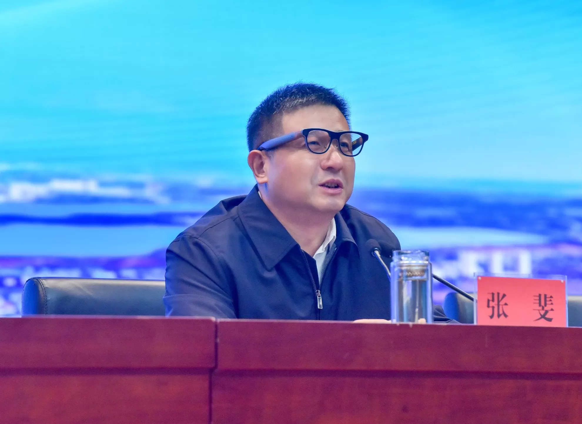 武汉江夏区委书记张斐升任副市长，曾佩戴智能眼镜“脱稿”演讲-第1张图片-