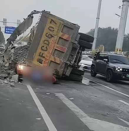 烟台一渣土车侧翻压死女老师，遇难者家属讲述：很多学生来悼念，肇事车经改装严重超载-第2张图片-