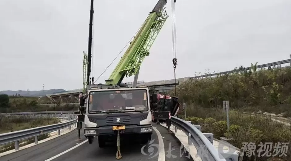 货车匝道侧翻被收2万吊车费，司机称没人提前告知收费标准，高速回应-第1张图片-
