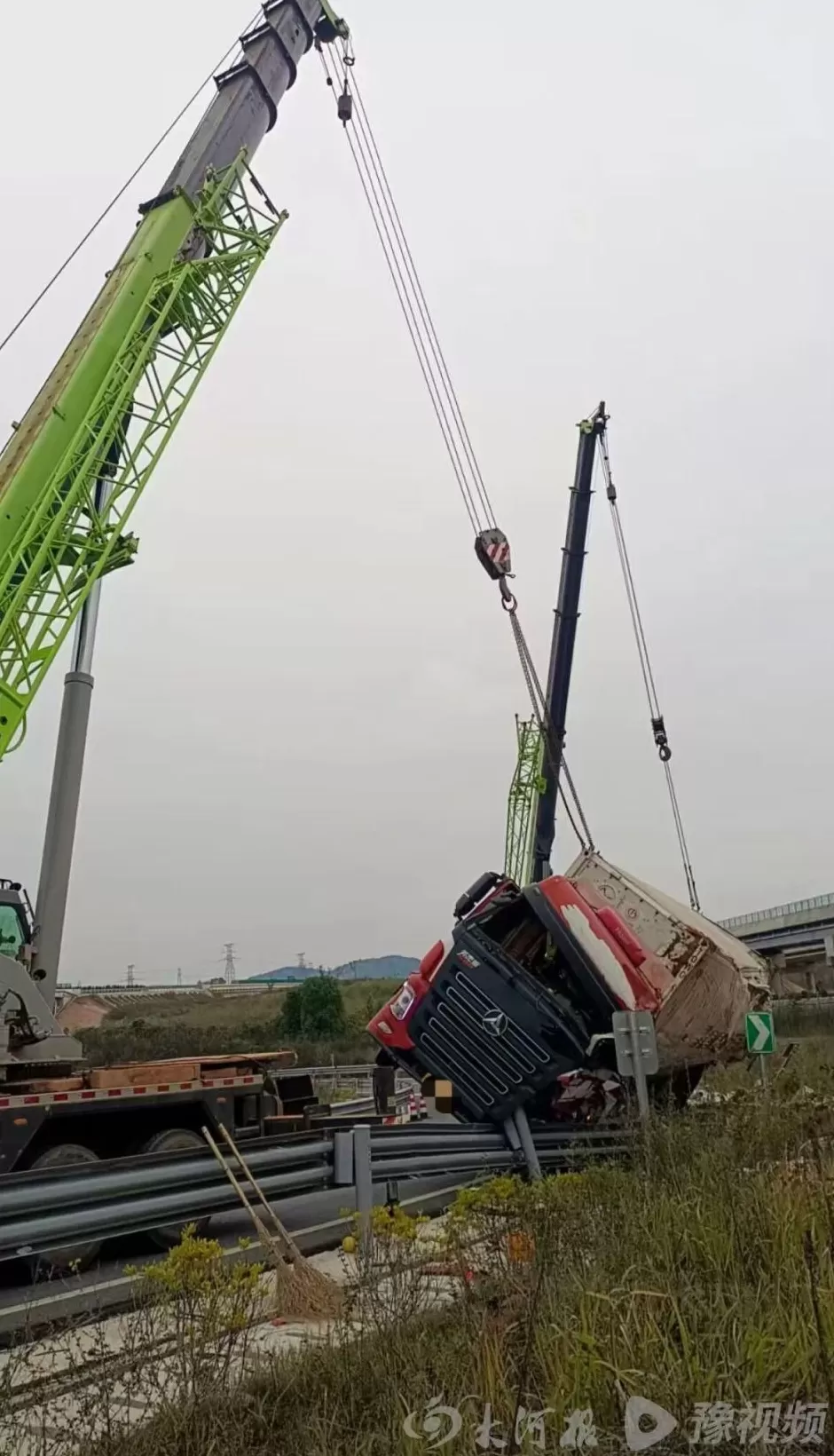 货车匝道侧翻被收2万吊车费，司机称没人提前告知收费标准，高速回应-第2张图片-
