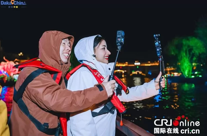 【2025打卡中国】千年汴梁“触手可及”外国网红沉浸式体验“国潮”河南-第6张图片-