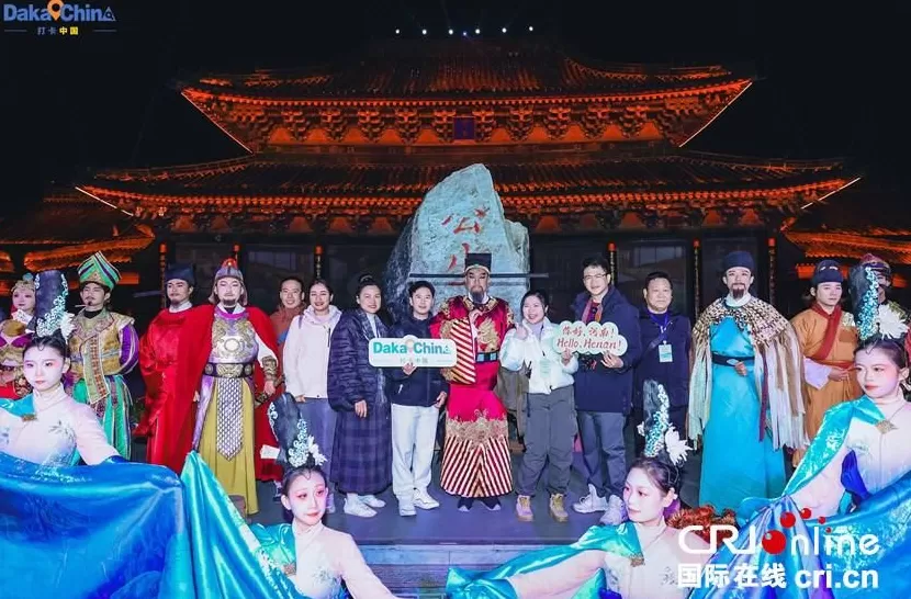 【2025打卡中国】千年汴梁“触手可及”外国网红沉浸式体验“国潮”河南-第7张图片-