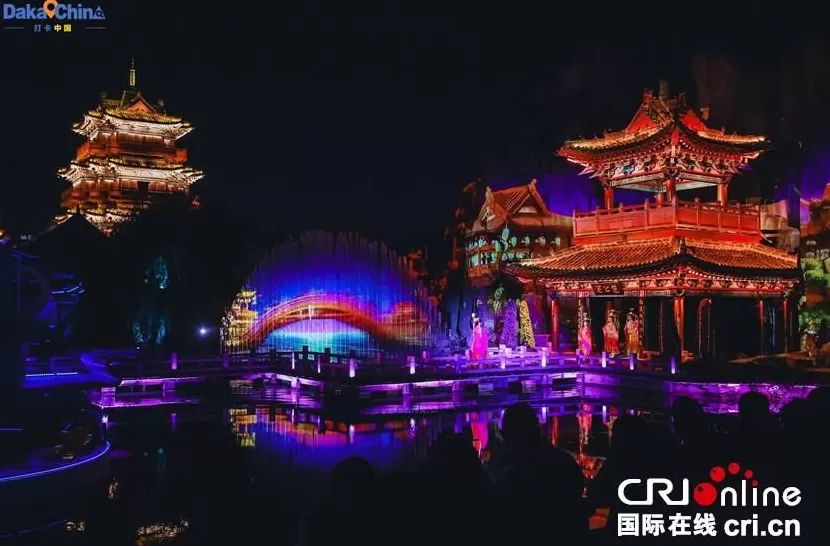 【2025打卡中国】千年汴梁“触手可及”外国网红沉浸式体验“国潮”河南-第8张图片-