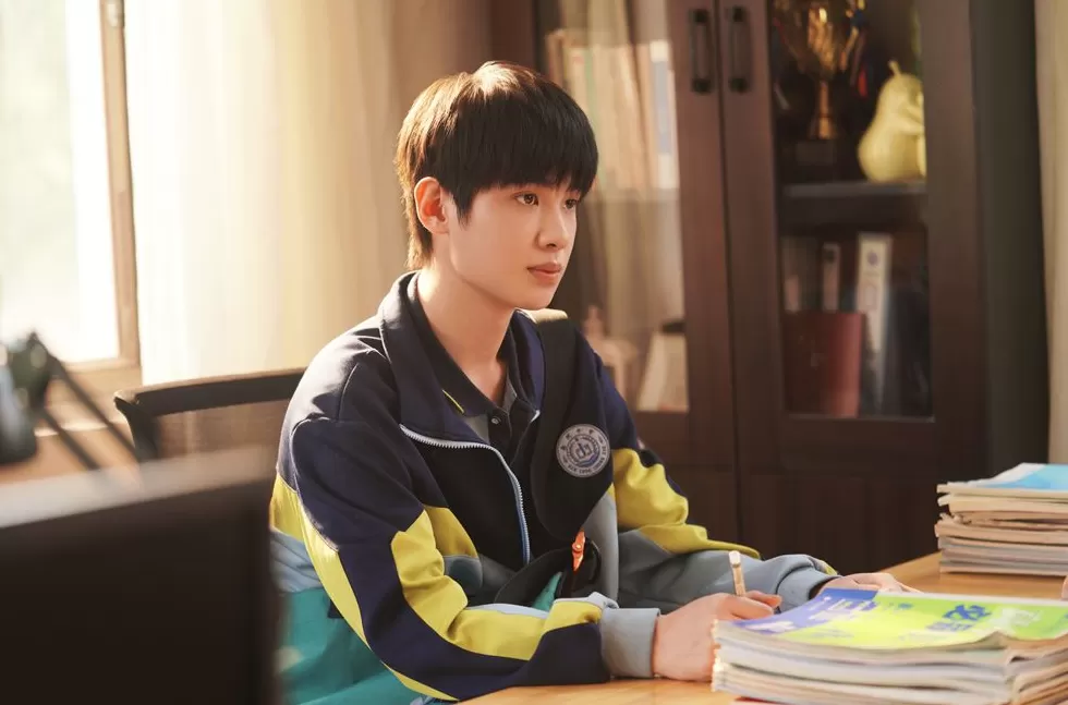 首次担当男主的黄明昊：跟前辈一起演戏收获了很多-第3张图片-