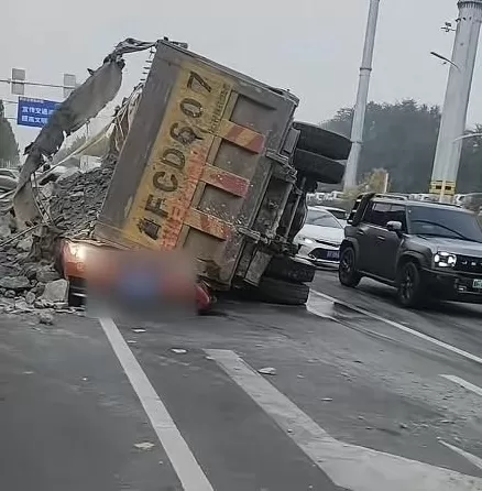 渣土车侧翻压死女老师，遇难者家属发声-第2张图片-