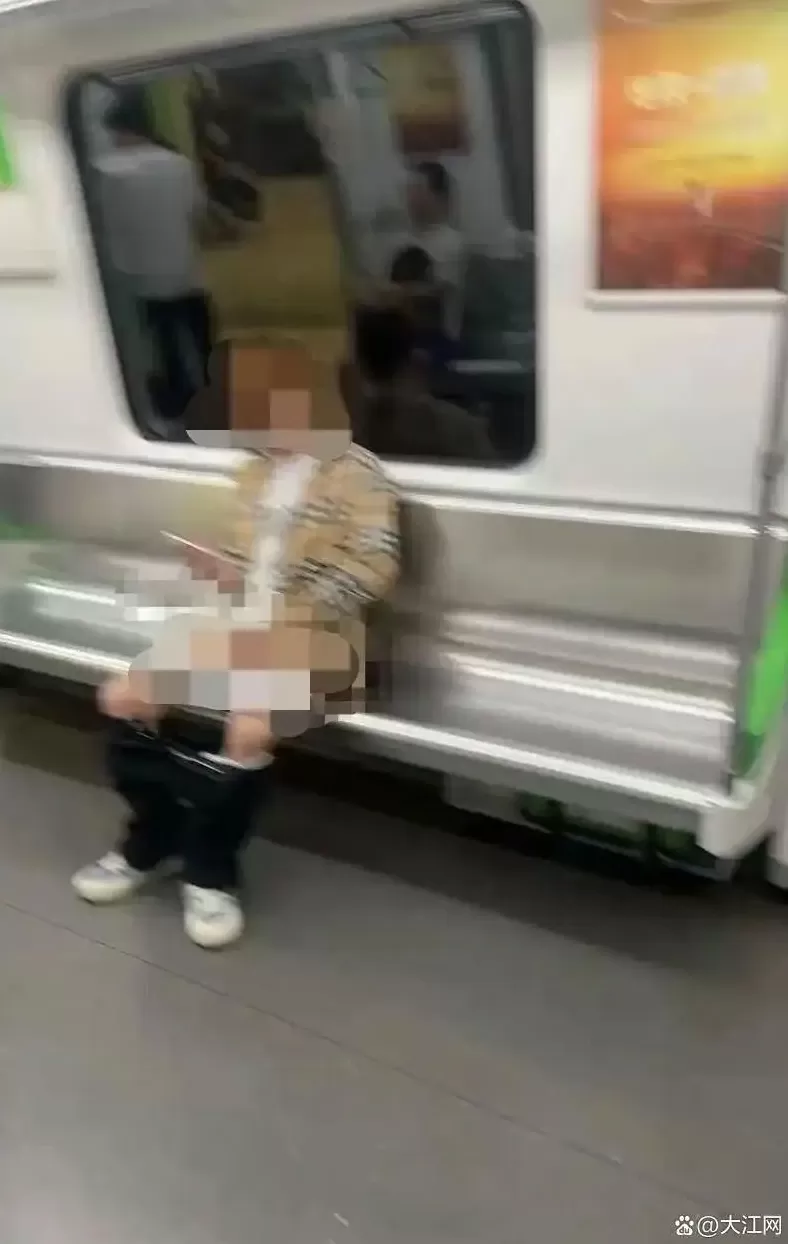 地铁不雅视频惊现“模仿潮”?大学生称“只是好玩”，律师提醒-第2张图片-