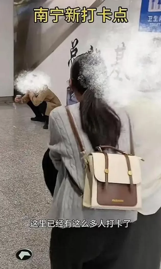 地铁不雅视频惊现“模仿潮”?大学生称“只是好玩”，律师提醒-第3张图片-
